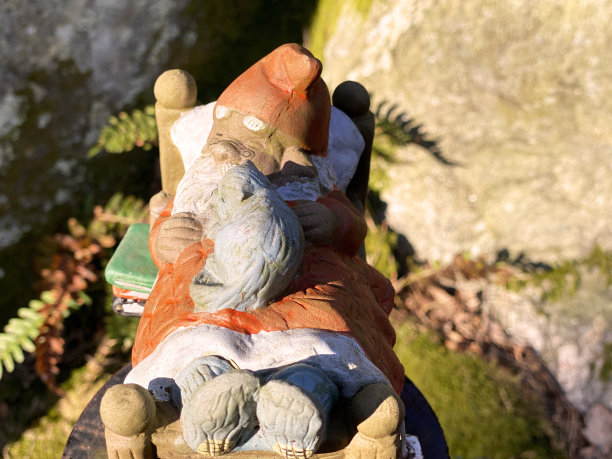 圣诞老人在森林里睡觉图片下载