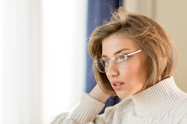 一个严肃的戴着眼镜的年轻女人的肖像图片下载