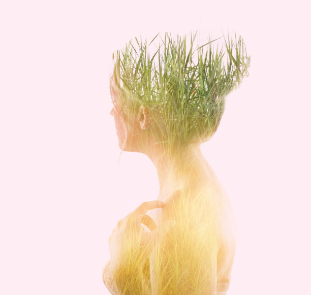 暴露的年轻女子感激自然和良好的健康图片下载