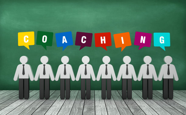 象形图人与教练气泡讲话在黑板上- 3D渲染图片下载