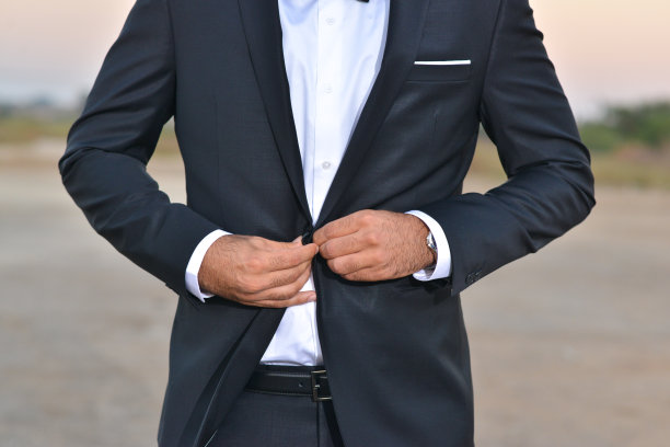 夹克上的正确纽扣图片下载