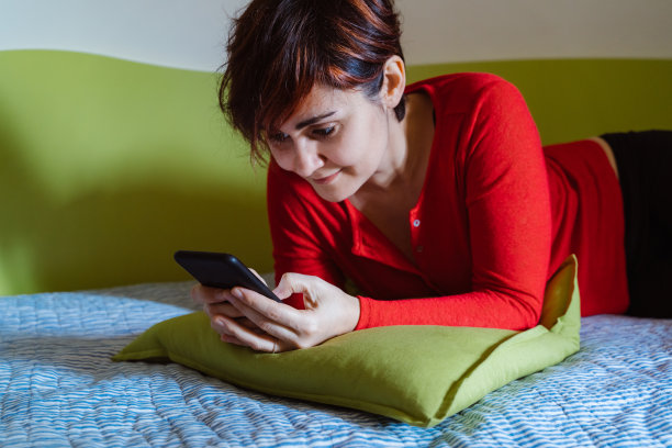 冠状病毒隔离期间的社会距离概念。图片下载