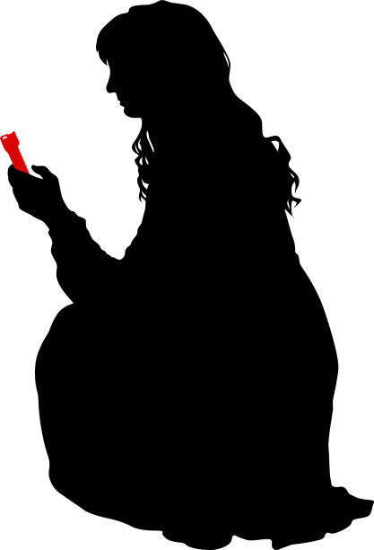 女性用智能手机自拍的剪影图片下载