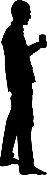 一个男人手里拿着一杯即将酿制的葡萄酒图片下载