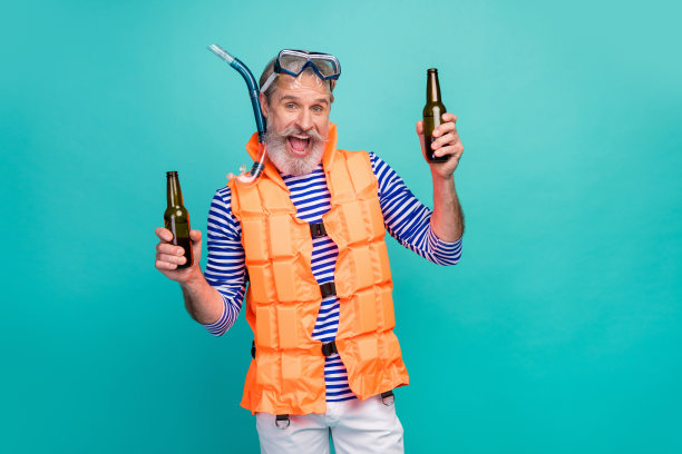 疯狂的时髦老人的照片水下呼吸管面罩兴奋的潜水员张开嘴喝啤酒庆祝休息穿条纹水手衬衫橙色救生衣孤立的蓝绿色背景图片下载