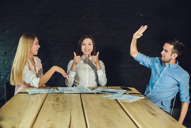 年轻的团队的同事观看故事板拍摄的视频在现代共同工作的办公室。团队合作的过程。水平,模糊的背景图片下载