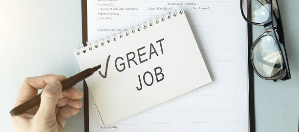 经营理念。俯视图笔记纸在木桌上写得很好。眼镜和马克笔图片下载