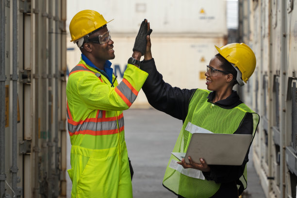 集装箱堆场及非裔美国技术工人和检验员的货物维修团队为冷藏集装箱制冷机组提供维修服务的行业背景图片下载