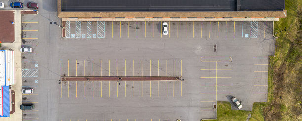 当地小广场的空停车场，所有的商店都关门了。图片下载