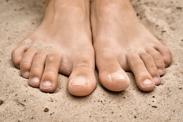 在沙滩上的脚的正面视图图片下载