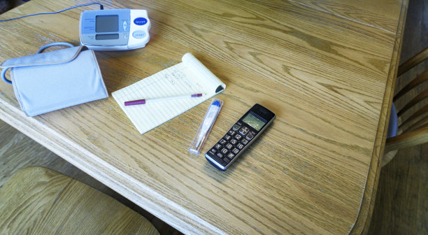 COVID-19冠状病毒就地避难所远程医疗电话图片下载