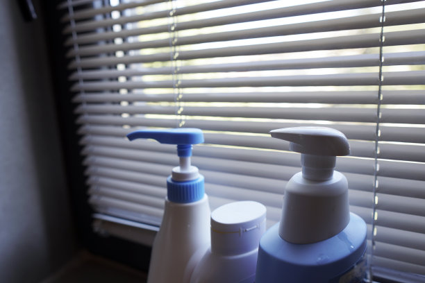 把洗发水瓶子放在窗前图片下载