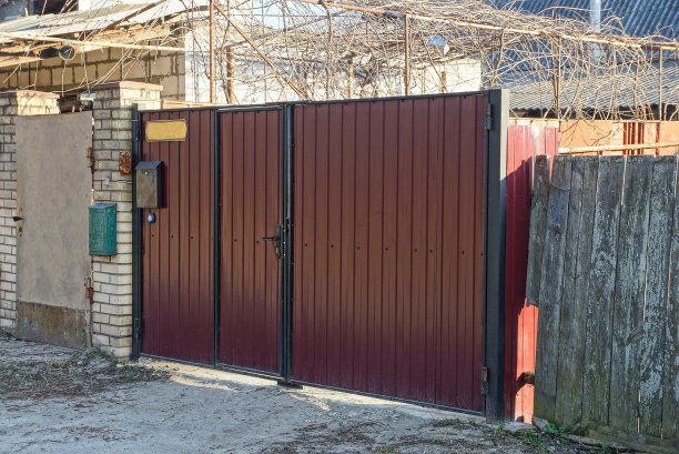 巨大的棕色金属门和栅栏图片下载