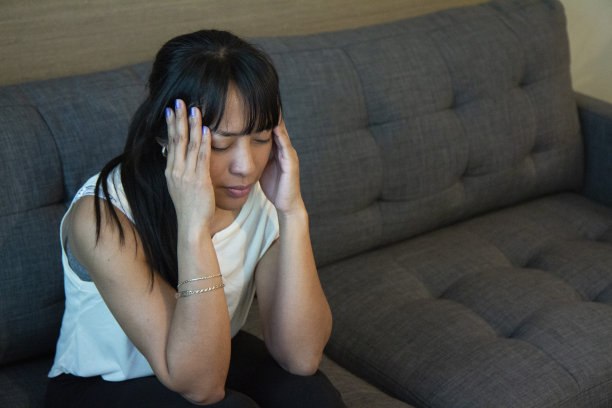 有个头疼的年轻女人，手放在头上图片下载