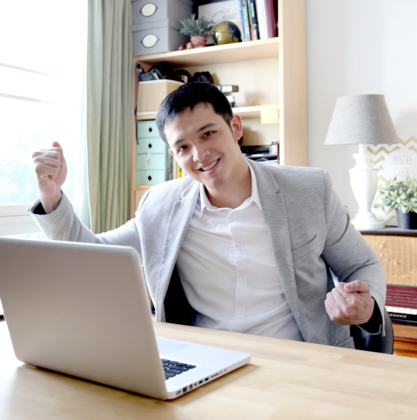 年轻的亚洲商人在家庭办公室用笔记本电脑工作图片下载