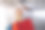 一个女人拿着购物袋在商场停车场打开车门图片下载