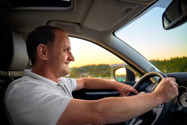 一个家伙坐在汽车后面，期待着暑假的旅行图片下载
