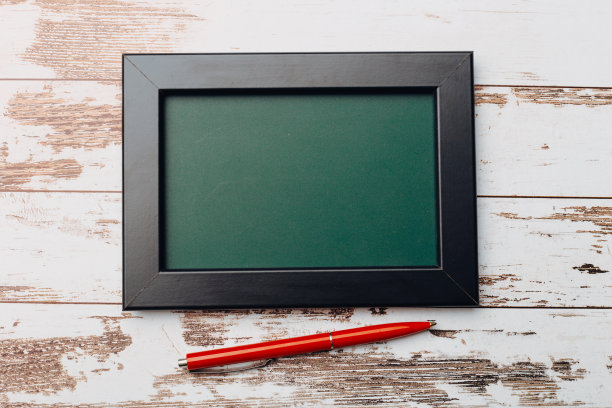干净的老式粉笔板在木桌上。俯视图图片下载