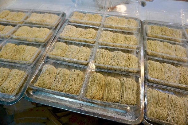 一包包新鲜面条图片下载