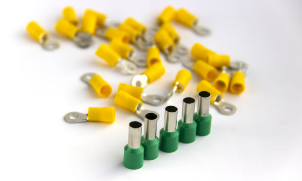 电压端子连接器。金属端子隔离在白色背景上。电缆和电线的提示。可靠的电接触。附件和备件。图片下载
