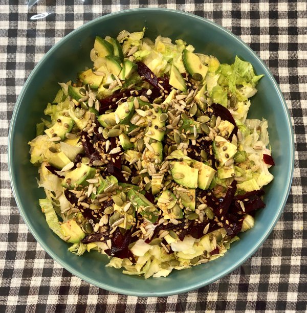 素食沙拉在一个圆碗里图片下载