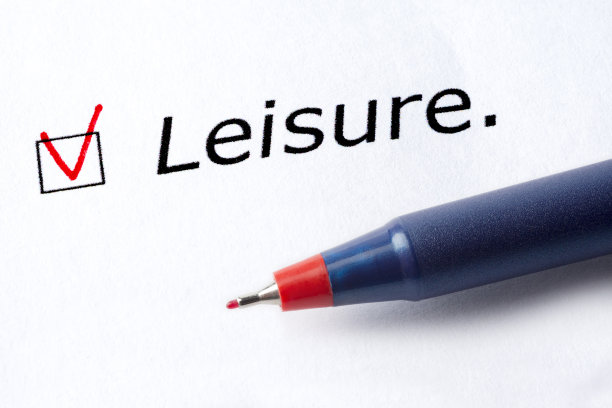 “休闲”这个词印在白色的背景上。图片下载