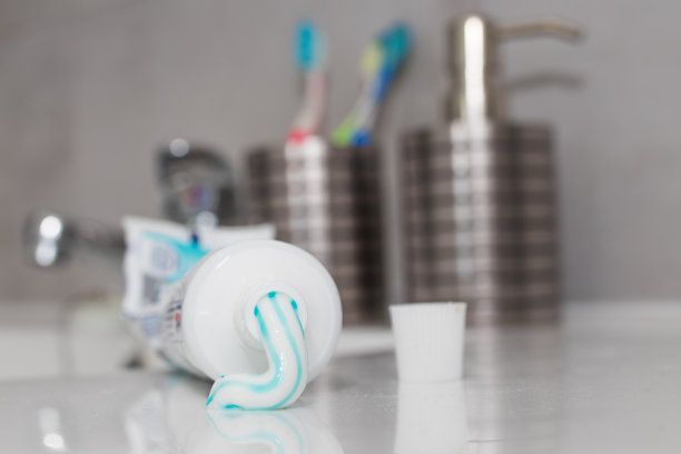 在浴室里放牙膏或牙膏特写图片下载