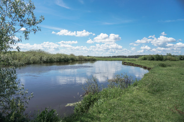 美丽的春江在大自然中流淌。早晨和晚上的风景五彩缤纷。去世界上荒芜的地方旅行。设计素材照片图片下载