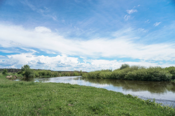 美丽的春江在大自然中流淌。早晨和晚上的风景五彩缤纷。去世界上荒芜的地方旅行。设计素材照片图片下载