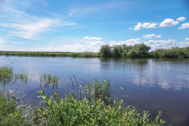 美丽的春江在大自然中流淌。早晨和晚上的风景五彩缤纷。去世界上荒芜的地方旅行。设计素材照片图片下载