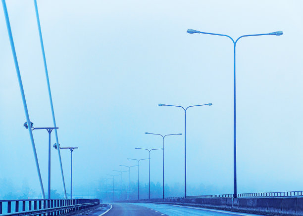 罗瓦涅米冬日雪地上的电线杆图片下载