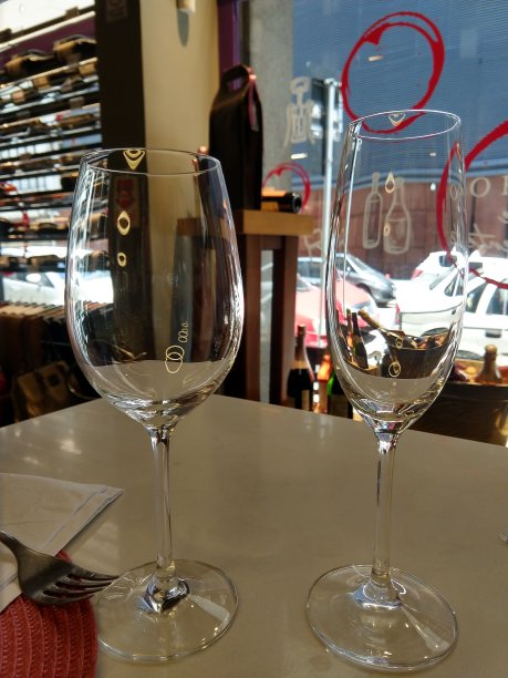 一杯葡萄酒，一杯起泡葡萄酒图片下载