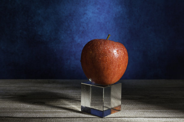 美味的红苹果放在玻璃基座上图片下载