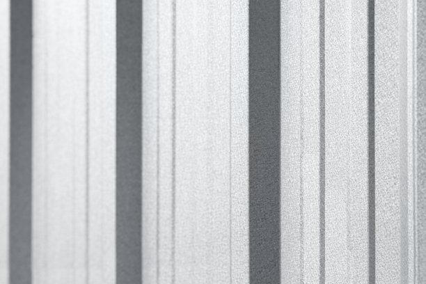 镀锌金属屋面板背景显示脊廓纹理。图片下载