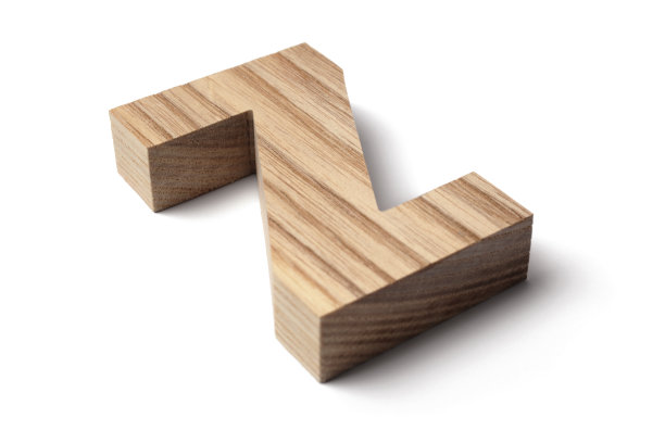 倾斜的木制字母Z在白色的背景图片下载