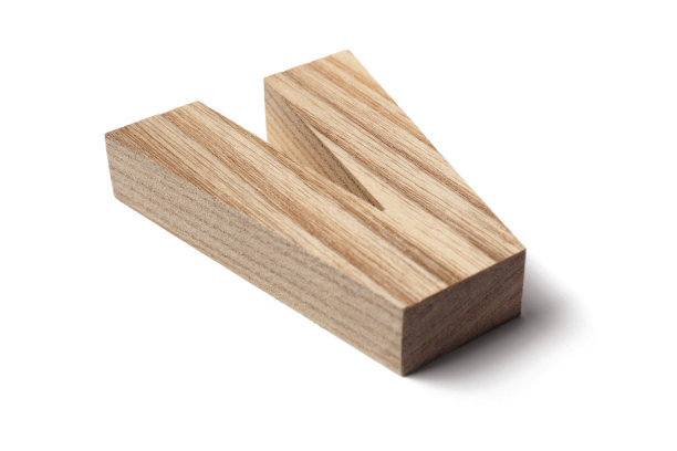 倾斜的木质字母V在白色的背景图片下载