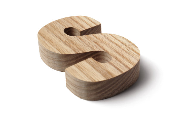 倾斜的木质字母S在白色背景图片下载