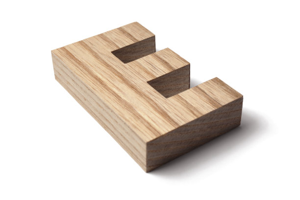 倾斜的木制字母E在白色的背景图片下载