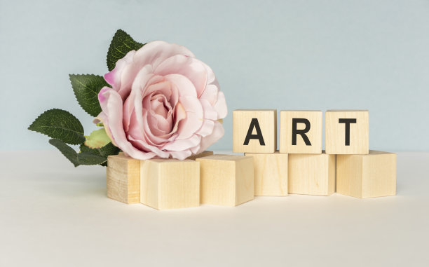 艺术字母木块柱形式在白色背景，复制空间图片下载