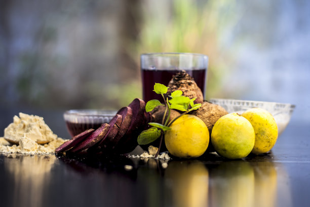 在黑色木质表面上涂上甜菜根汁、酸奶、酸橙汁和豆粉，可以让所有皮肤类型都有自然光泽。全成分面膜的照片。水平。图片下载