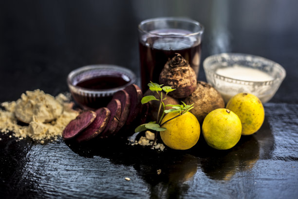 在黑色木质表面上涂上甜菜根汁、酸奶、酸橙汁和豆粉，可以让所有皮肤类型都有自然光泽。全成分面膜的照片。水平。图片下载