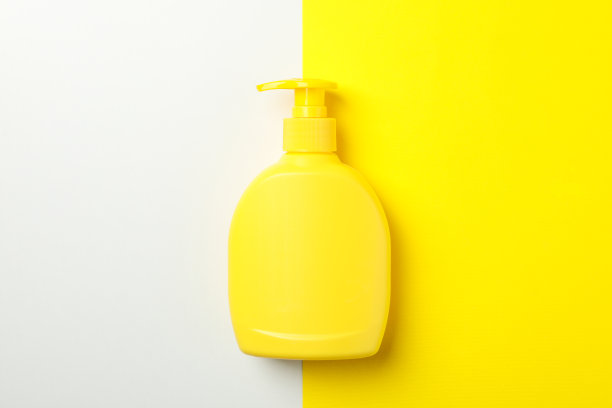 空白瓶子上的肥皂，两种色调的背景，空间的文字图片下载