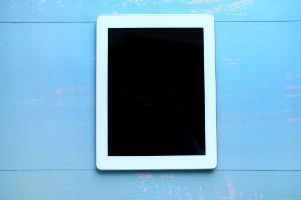 俯视图的数字平板电脑与空白屏幕上的蓝色图片下载