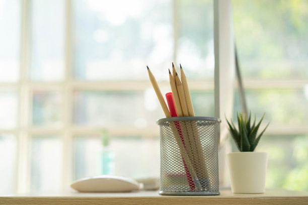 近距离的一组铅笔在家庭办公室的桌面为家庭工作和社会距离的概念图片下载