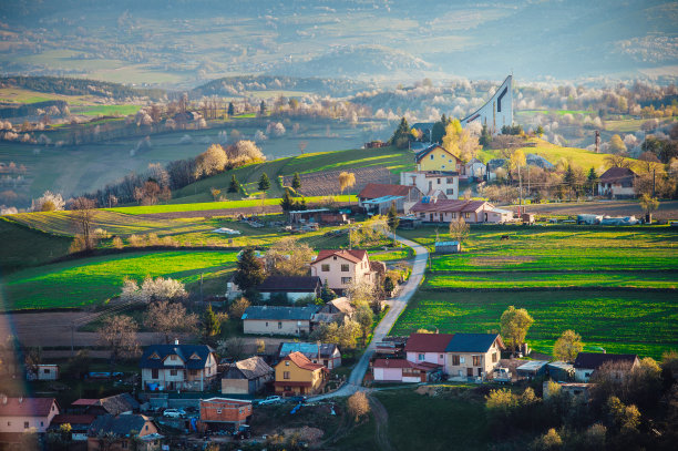 教堂在春天的田园风光中，阳光灿烂温暖。宗教，基督教照片，斯洛伐克，欧洲图片下载