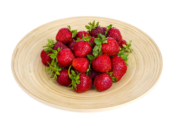 熟透的甜草莓放在木盘上图片下载
