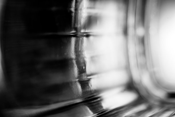 一个玻璃水罐的内部特写图片下载