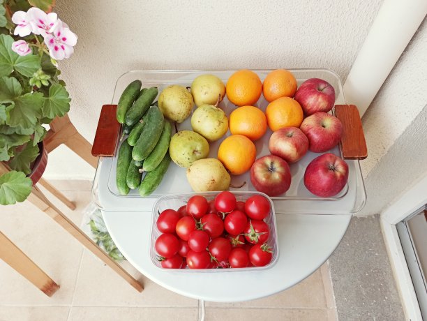 在土耳其伊斯坦布尔的阳台上，番茄、黄瓜、苹果、橙子检疫期间的储藏图片下载