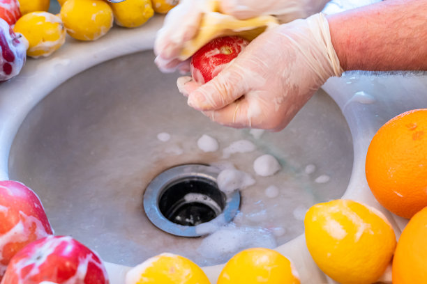 用肥皂清洁水果和蔬菜，防止冠状病毒——番茄用肥皂清洁图片下载