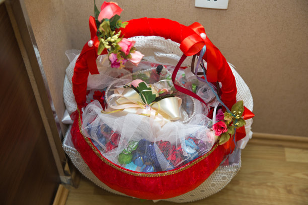 桌子上放着装满糖果的篮子。篮子装饰。订婚篮的提手。订婚红篮子。图片下载